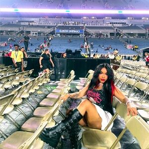 Meet your Posher, Ebony